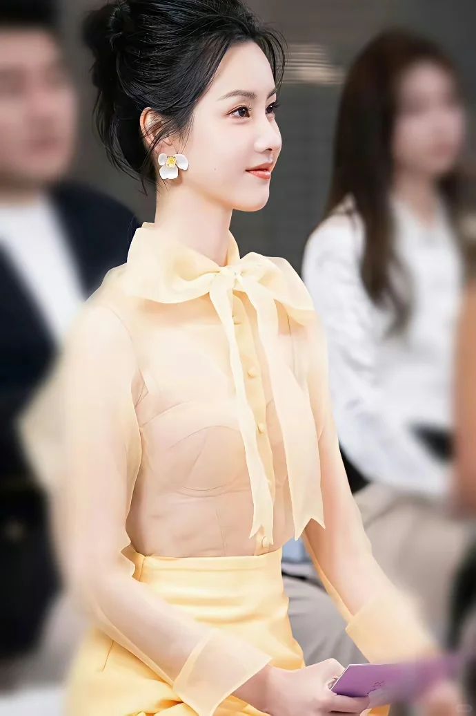 美腿配美裙💗陈都灵