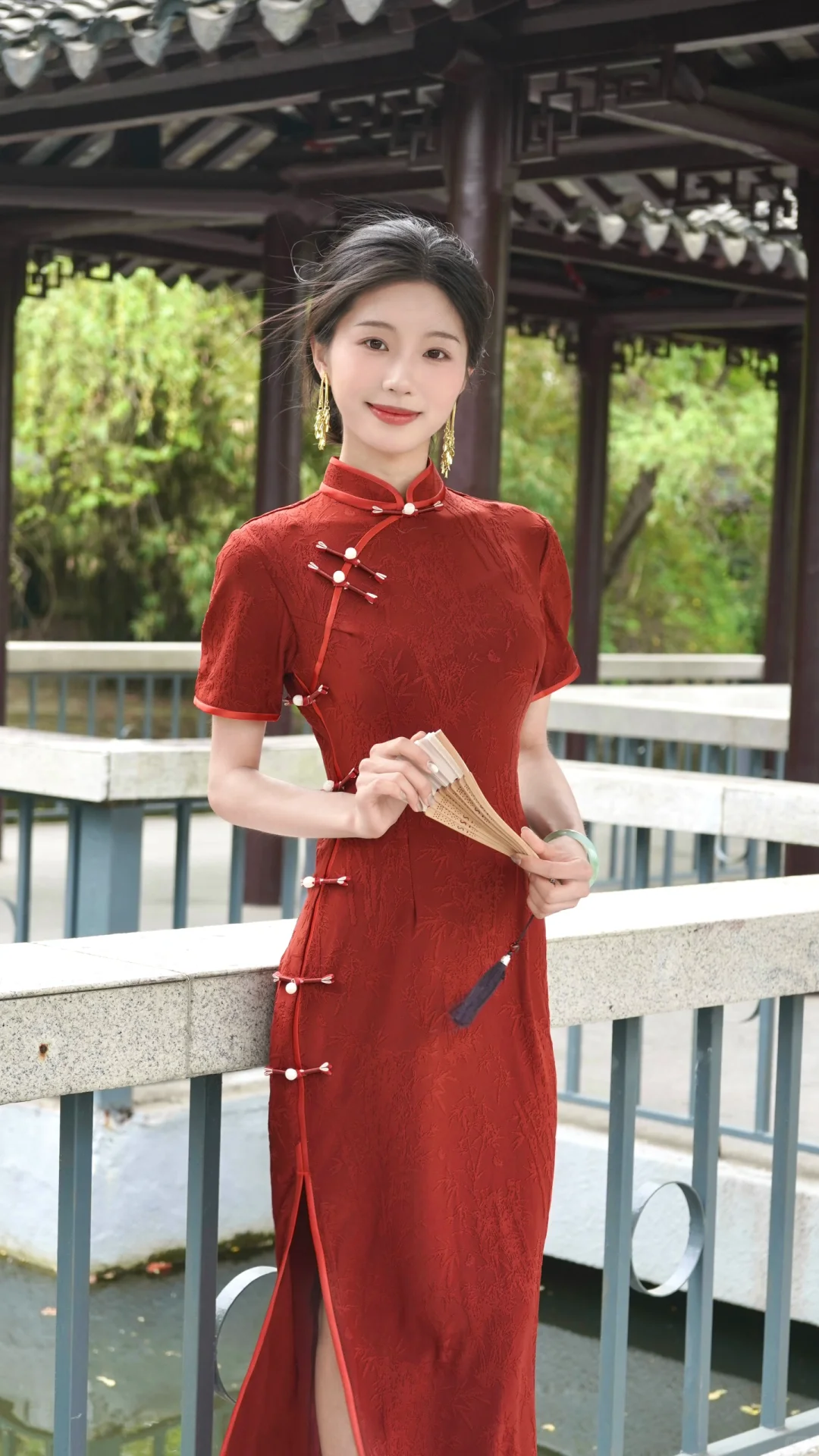 红色旗袍也太显气质了吧