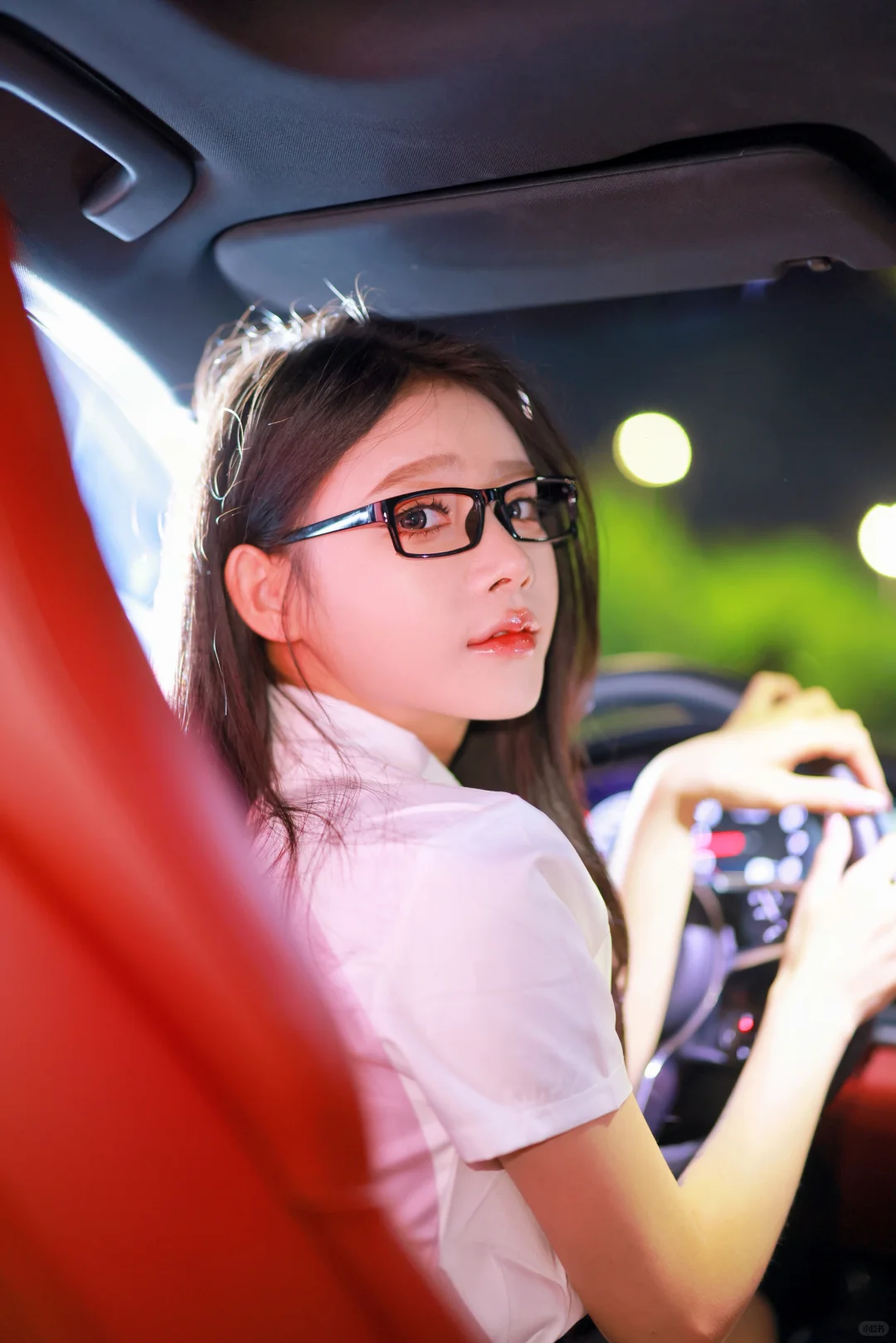 车内眼镜黑s，暗夜魅惑无敌