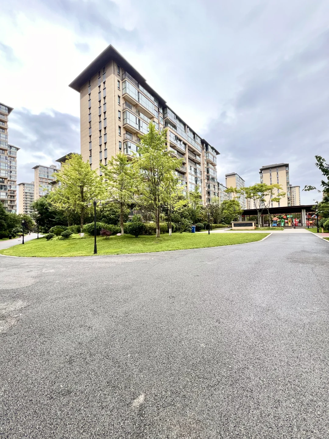 北市区小高层电梯洋房天花板总价88万！