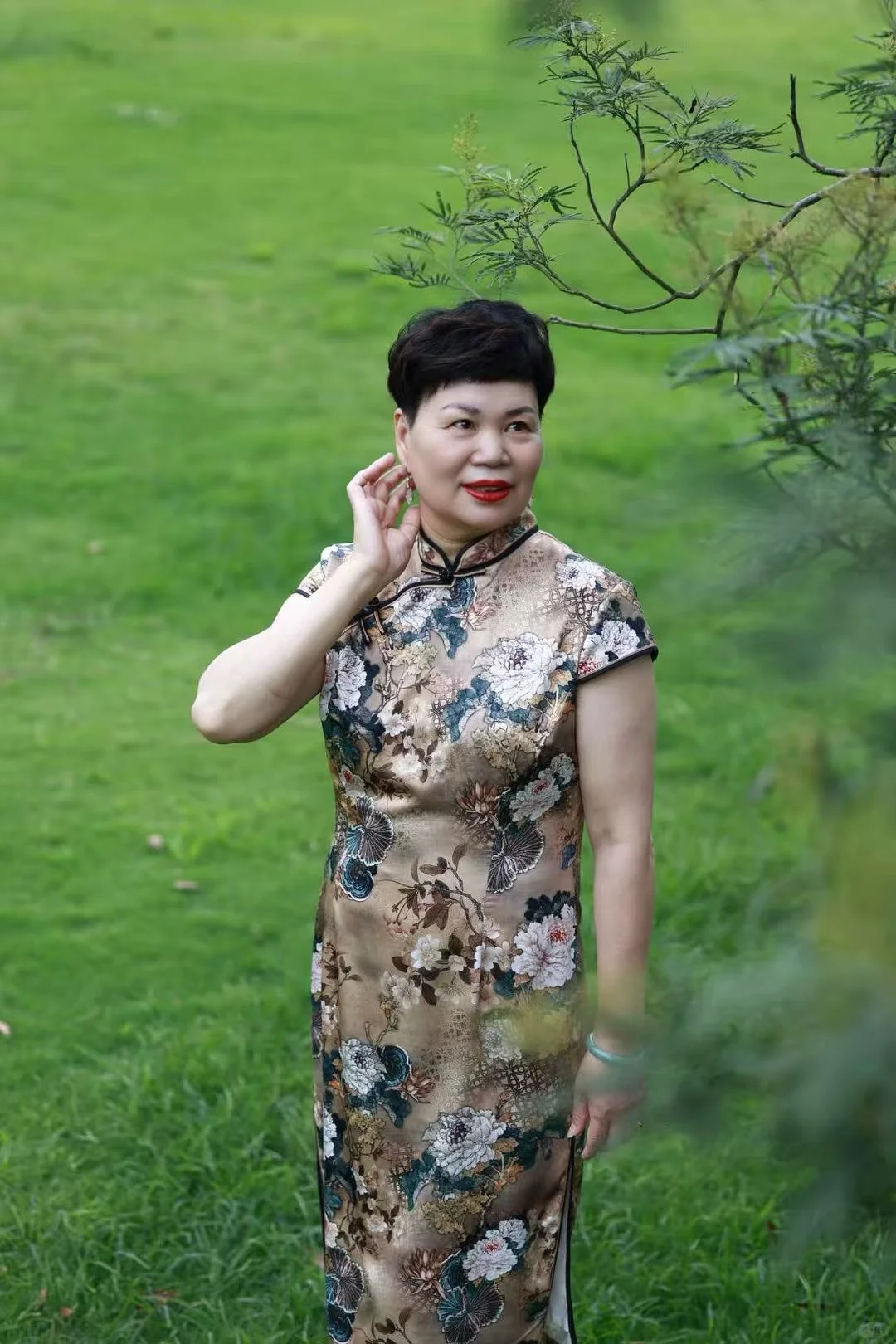 60岁微胖婆婆穿旗袍，雍容感惊艳同龄人