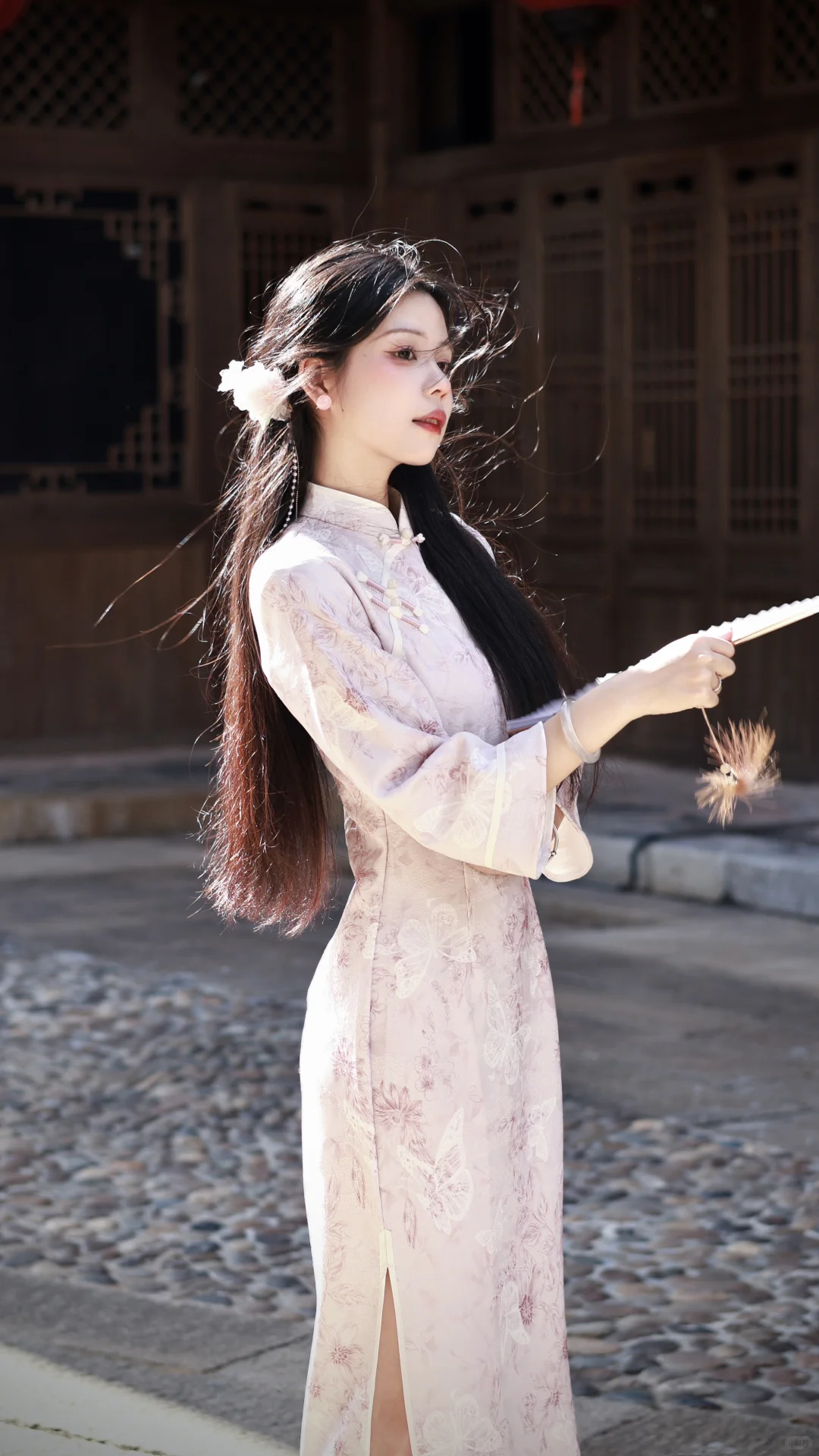 云天收夏色，木叶动秋声。