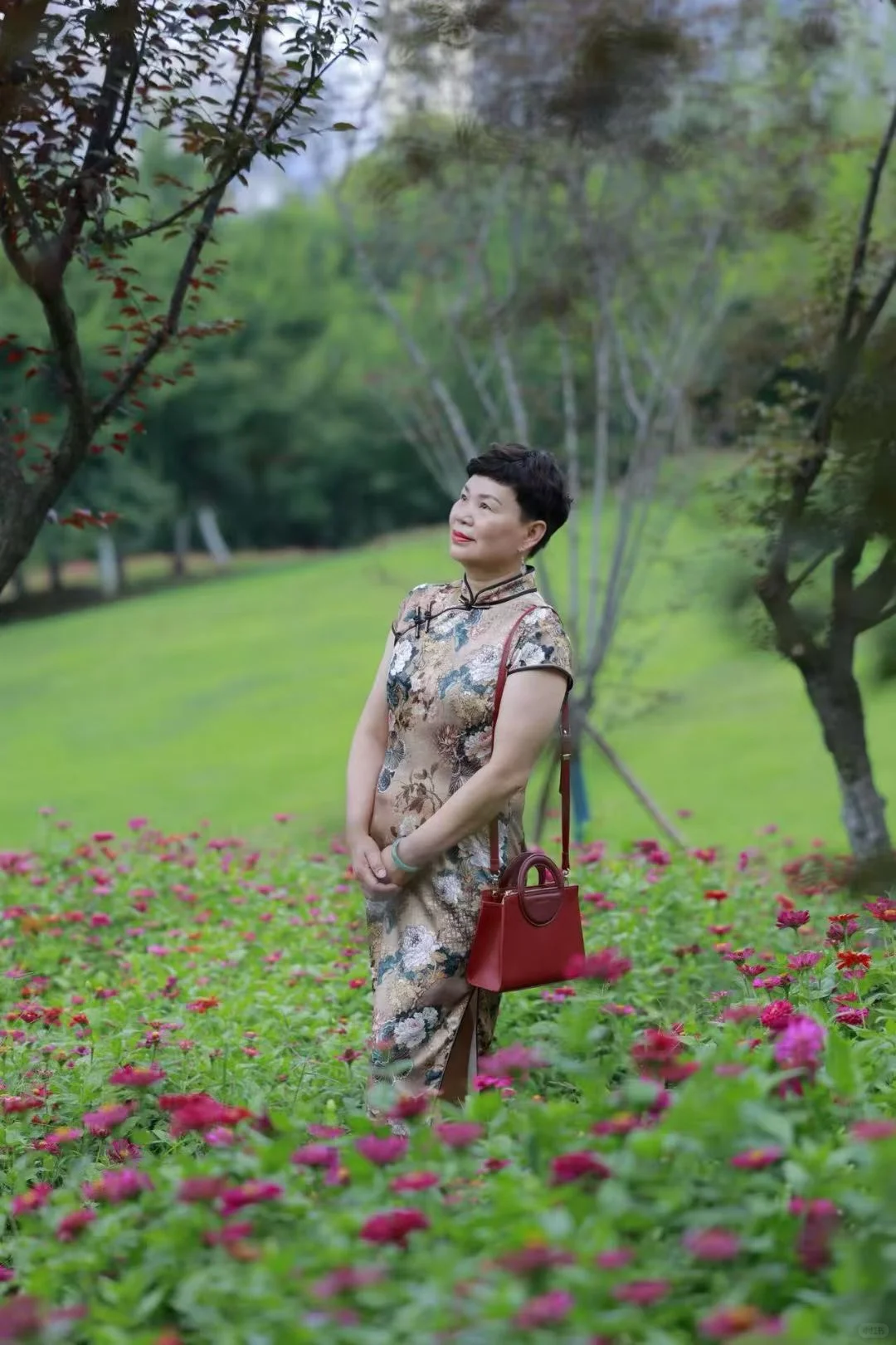 60岁微胖婆婆穿旗袍，雍容感惊艳同龄人