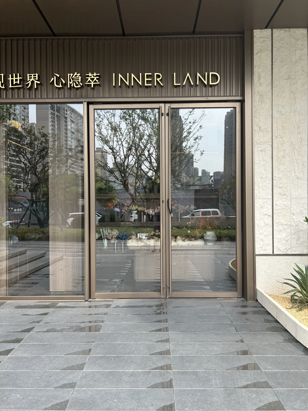 龙湖项目的大门也开始使用米色系石材了
