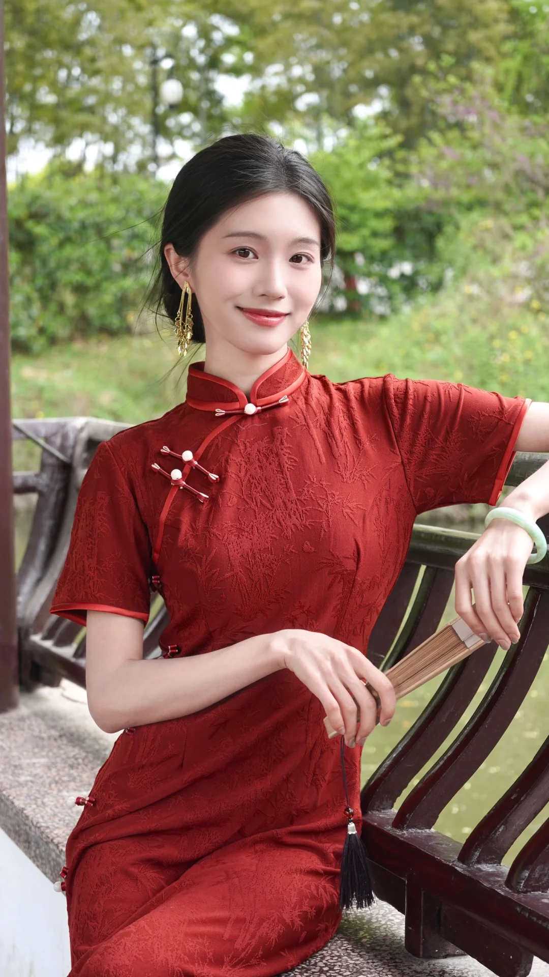 红色旗袍也太显气质了吧