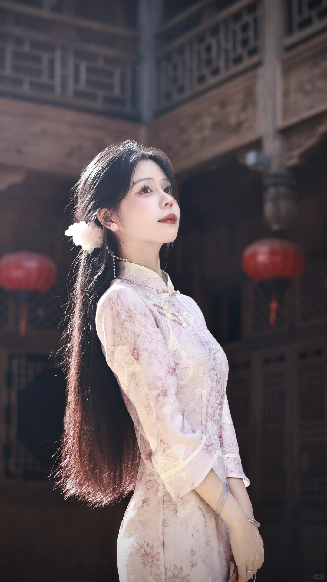 云天收夏色，木叶动秋声。