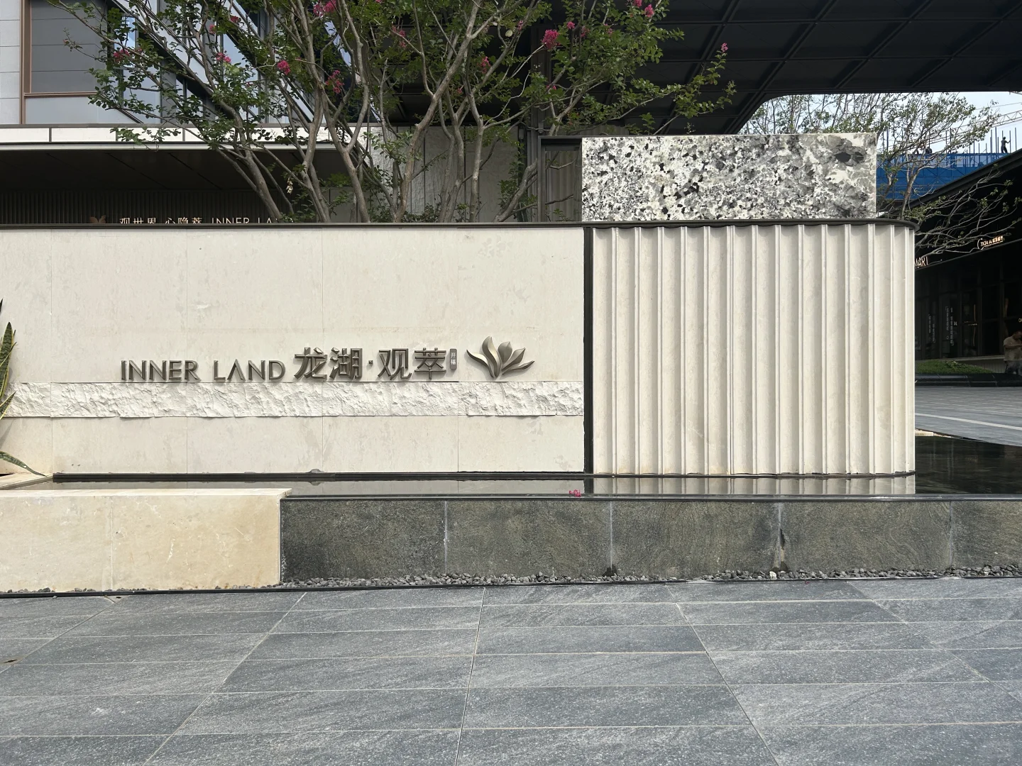 龙湖项目的大门也开始使用米色系石材了