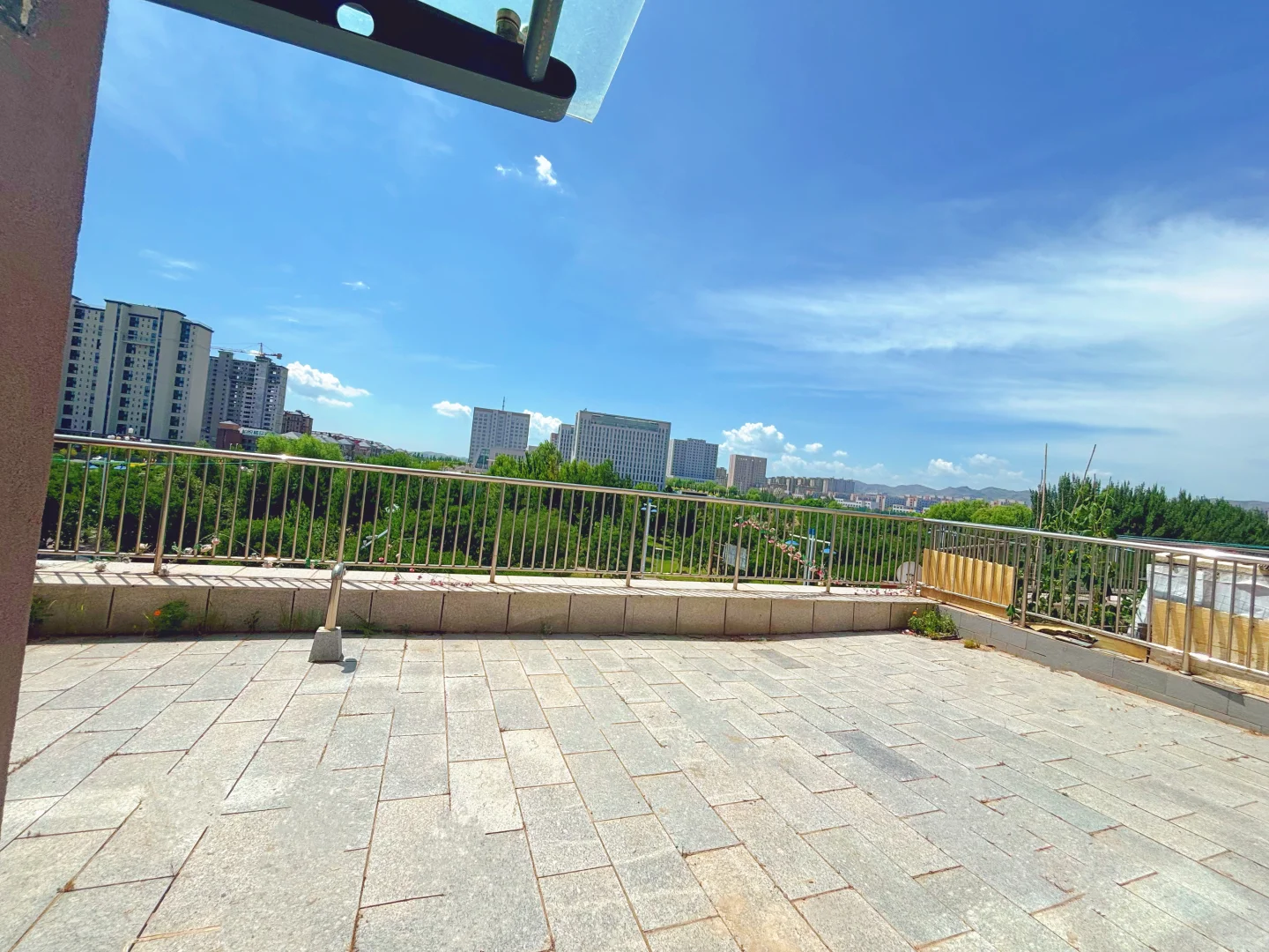 赤峰市翁牛特旗乌丹镇百合南苑出售