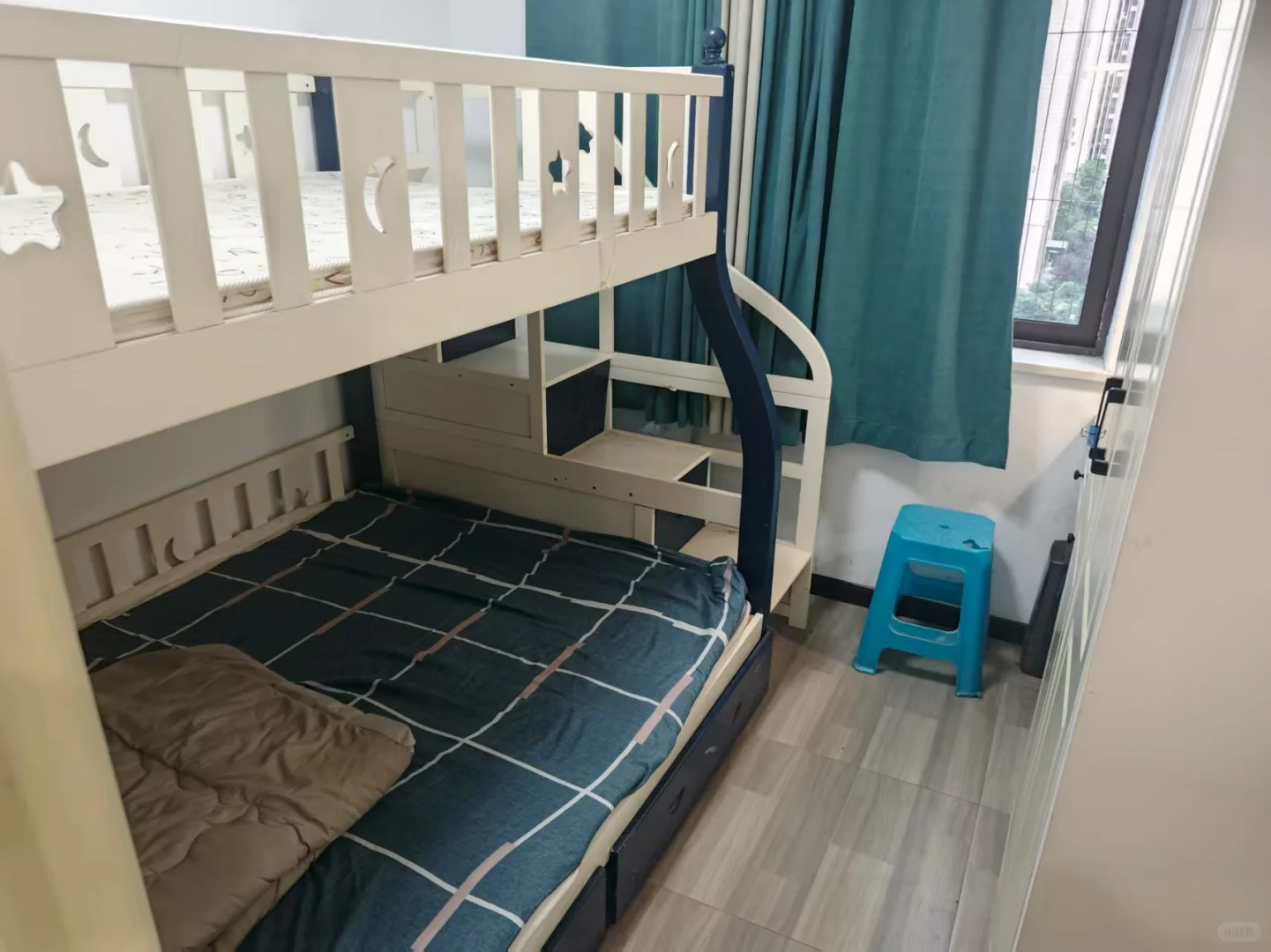 房屋出租 中间楼层 朝中庭 光线充足