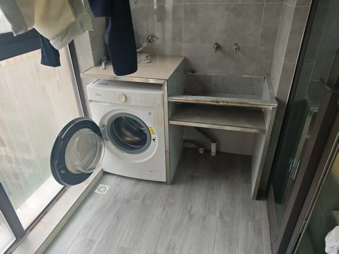 房屋出租 中间楼层 朝中庭 光线充足