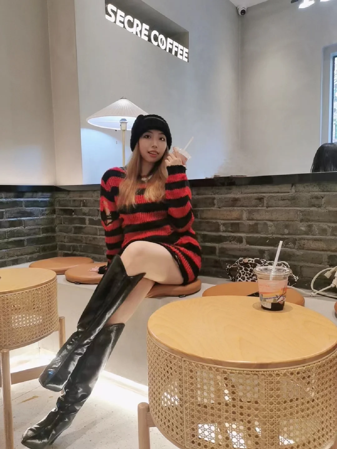 众所周知，美女的身边也是美女，不信右划→