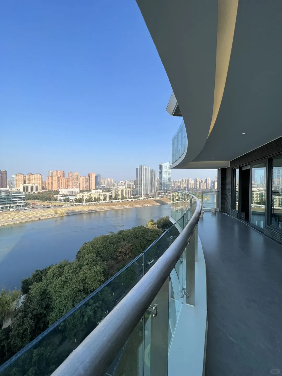 不是！？这是小说里的A市大平层吗！？