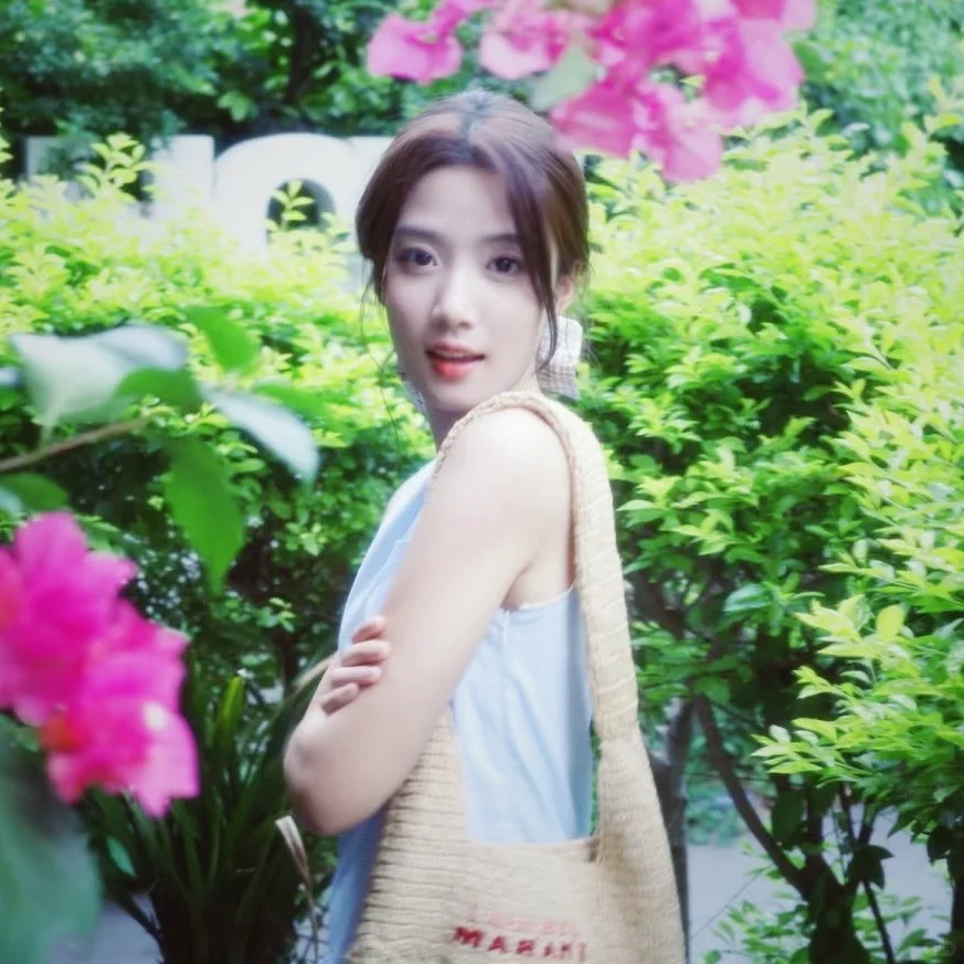 𝙒𝙚𝘾𝙝𝙖𝙩头像｜卢昱晓