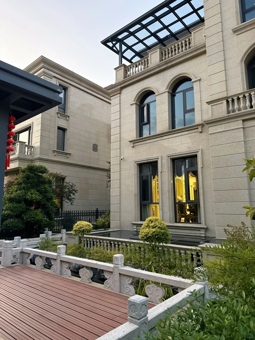 独栋别墅｜信我，这法式房夏天热到冬天冷到哈