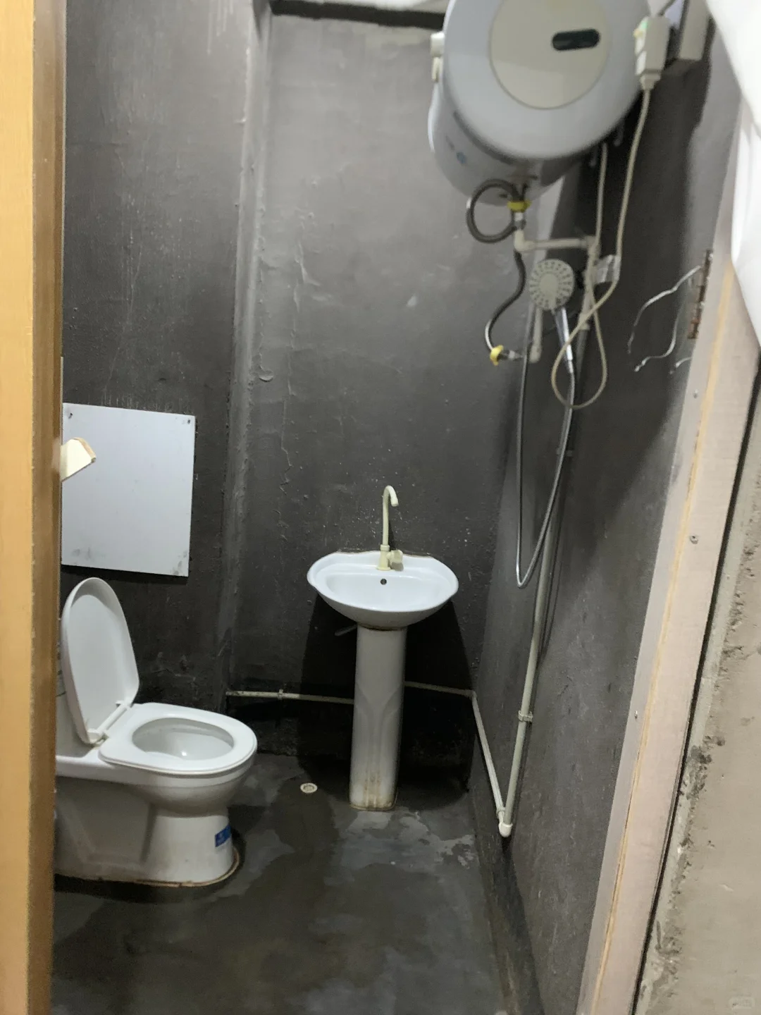 我在上海浦东新区曹路租了一间毛坯房