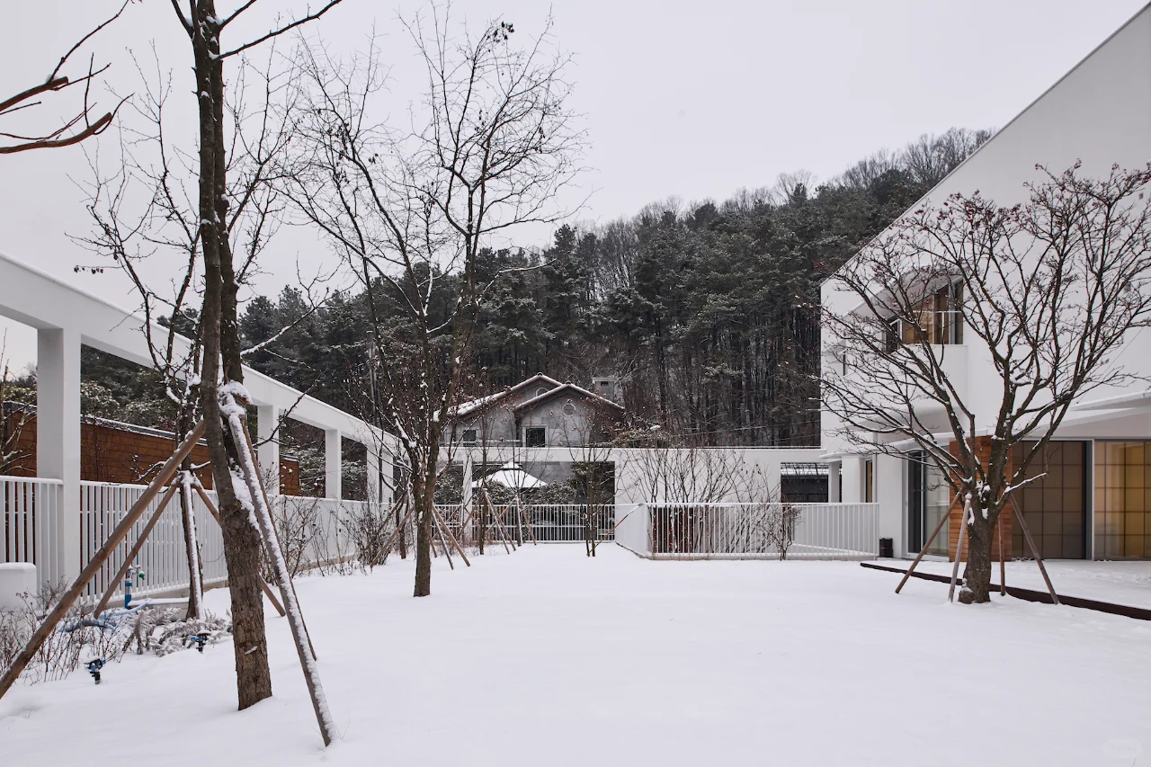 一座充满诗意的白色住宅