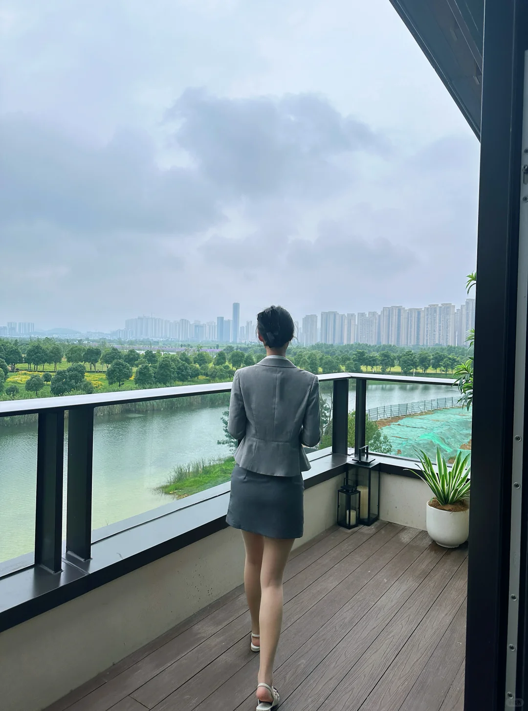 冬天没有几个售楼部置业顾问的制服是好看的