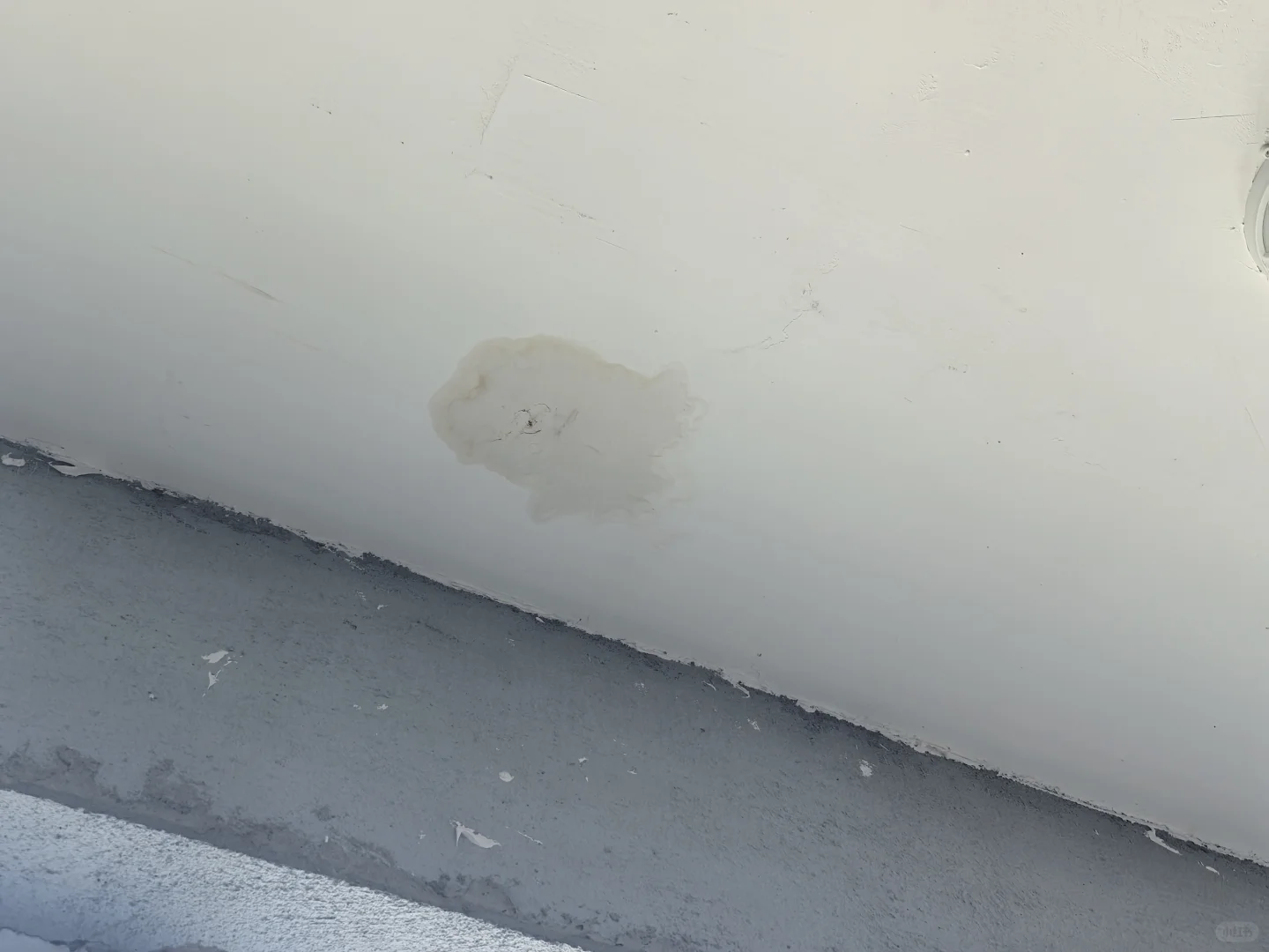 回迁房漏水屋顶全是钉子该怎么处理