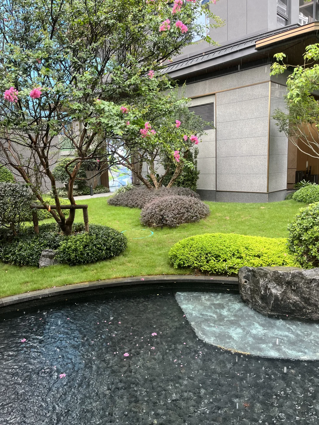 雨中赏景，新中式的美感，这也太美了吧！