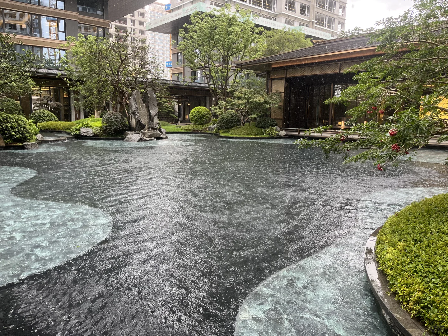 雨中赏景，新中式的美感，这也太美了吧！