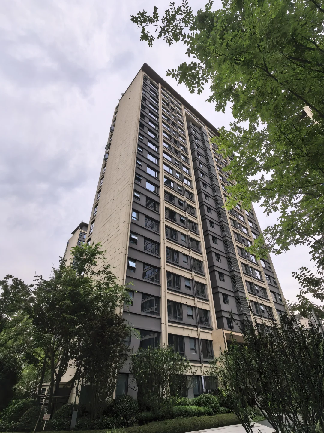 捡漏！主城区洋房，地铁口140w起