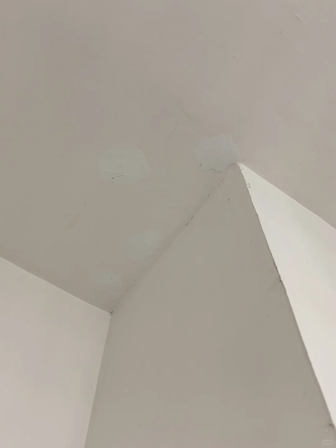 回迁房漏水屋顶全是钉子该怎么处理