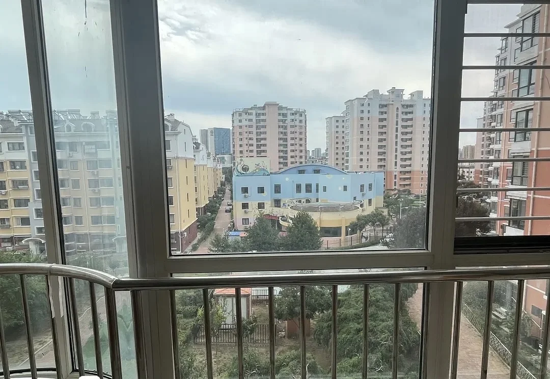 出租｜3 号线地铁大厦站附近次新房南卧出租。