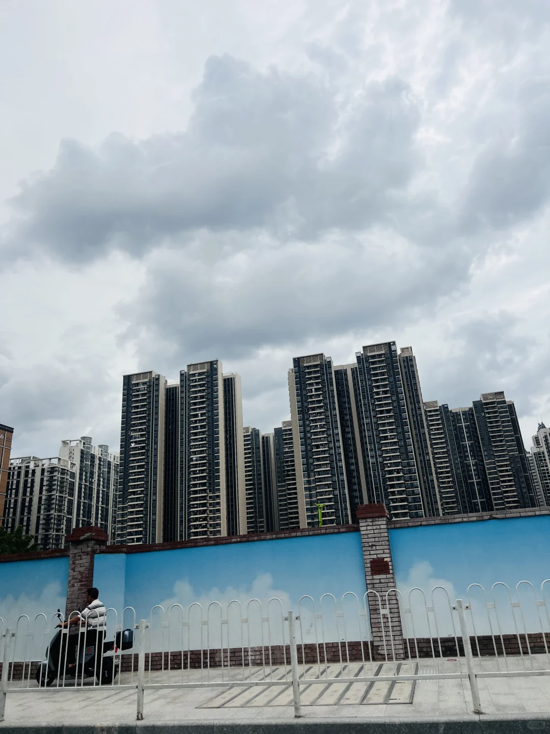 冼村回迁房：城市中心的审美伤疤