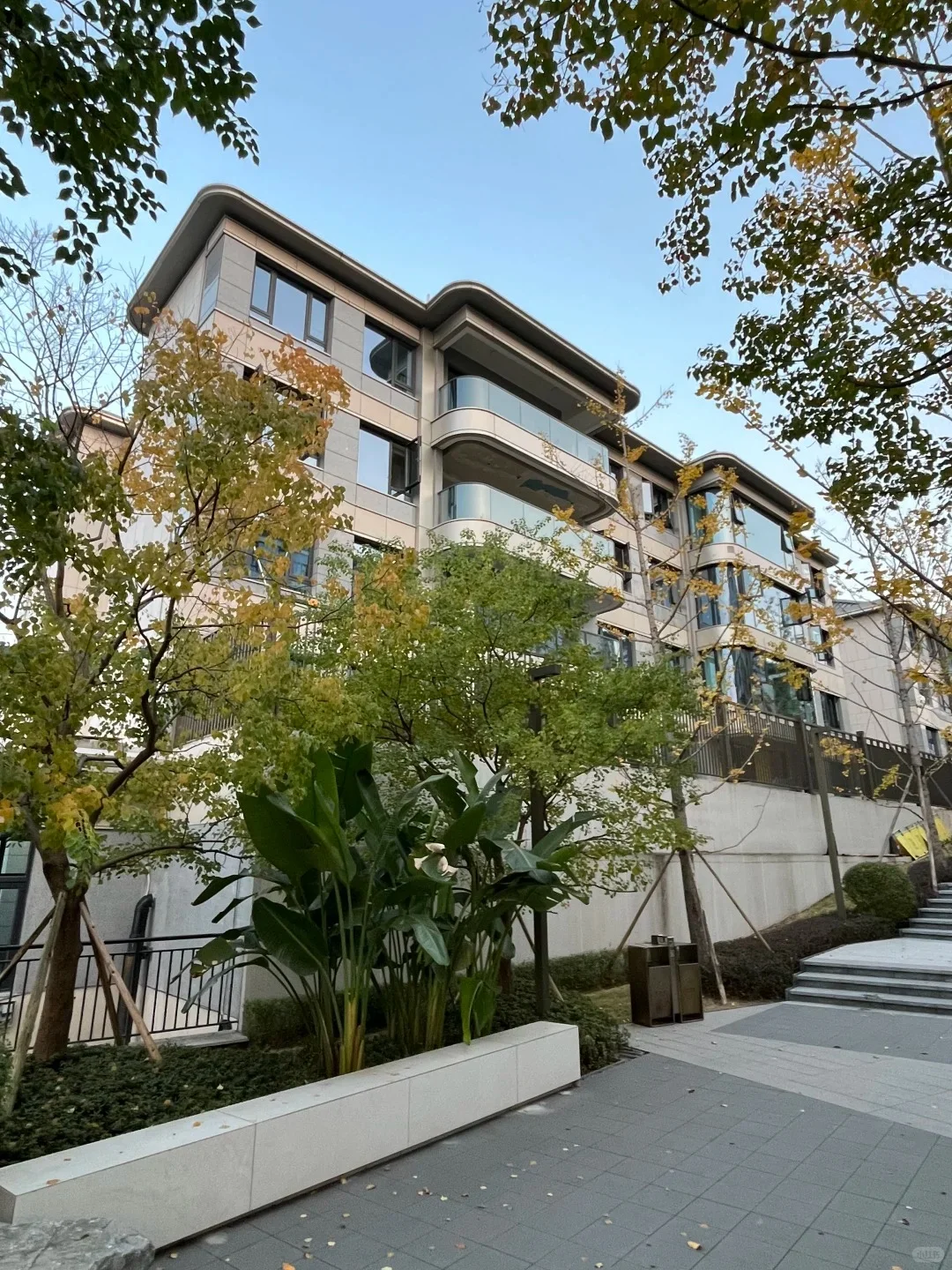 杭州也顶不住了，去年300万现214万拿下