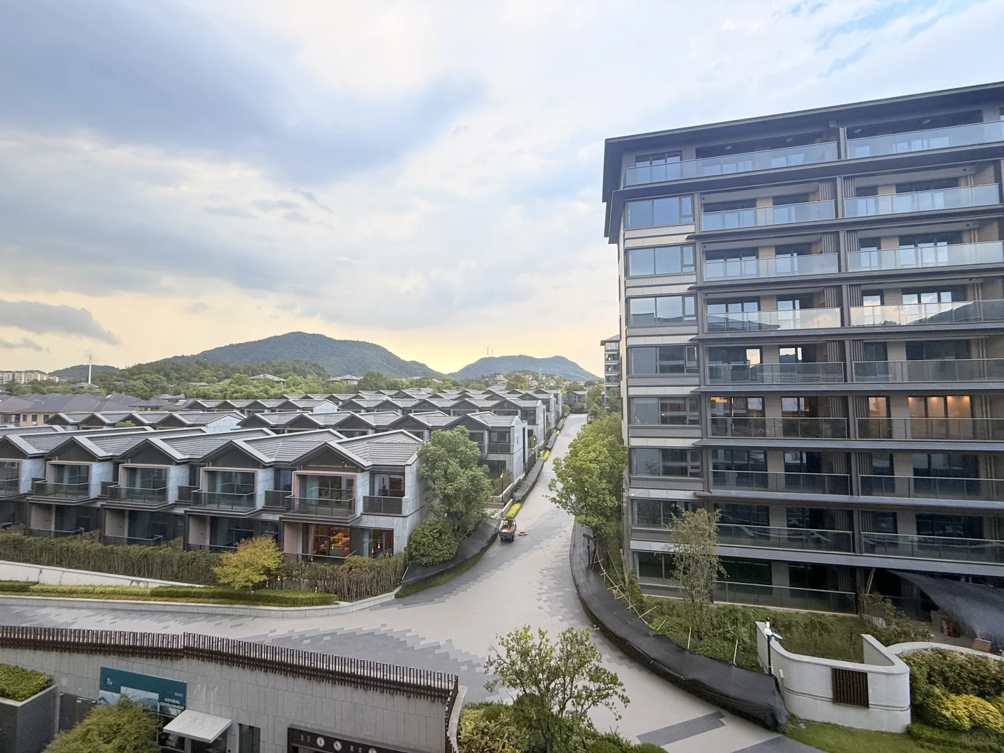 青山湖科技城精装洋房 内部价65万 首付2w