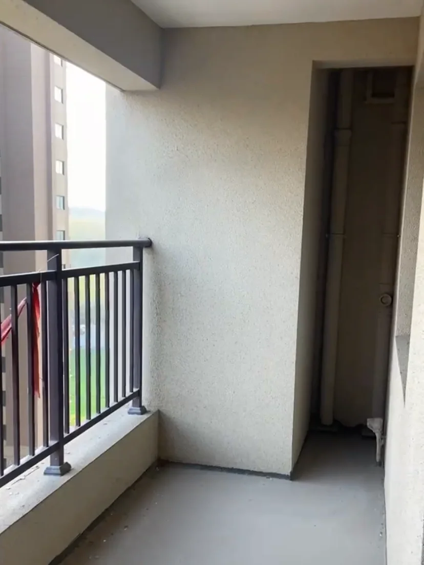 也没人告诉我，毛坯房墙里面连电线都没有！