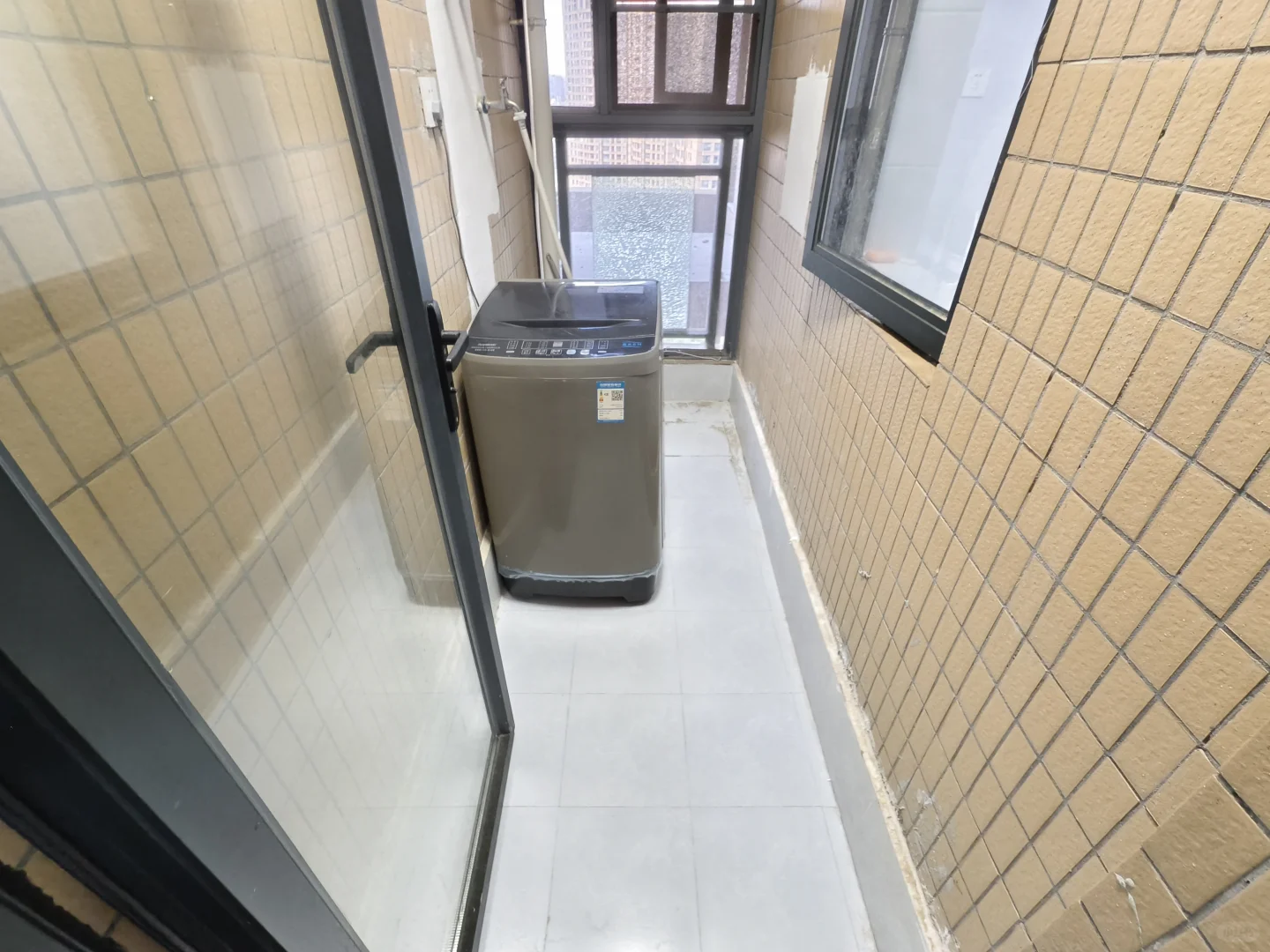 俊发华城花园5栋2201三室两厅一卫1700元