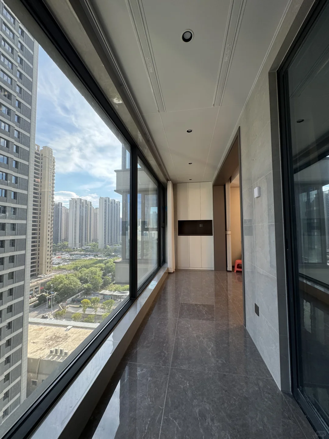 凤城三路次新房，精装全新，三代户型通体阳台