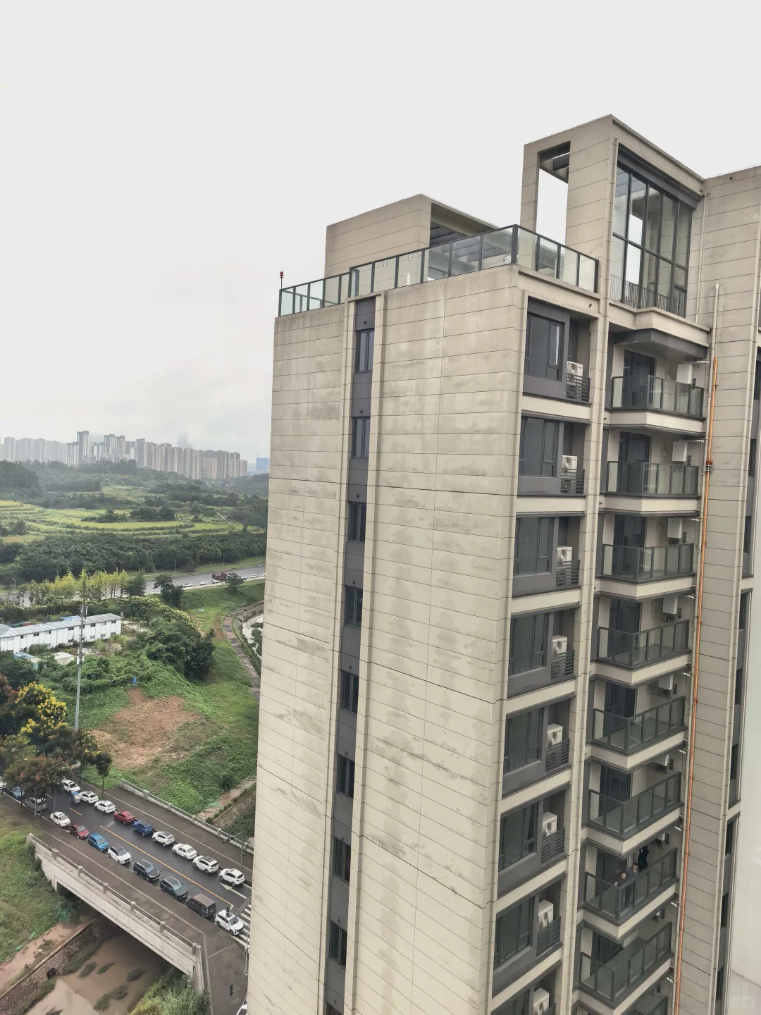 这种真石漆下雨成这样了？