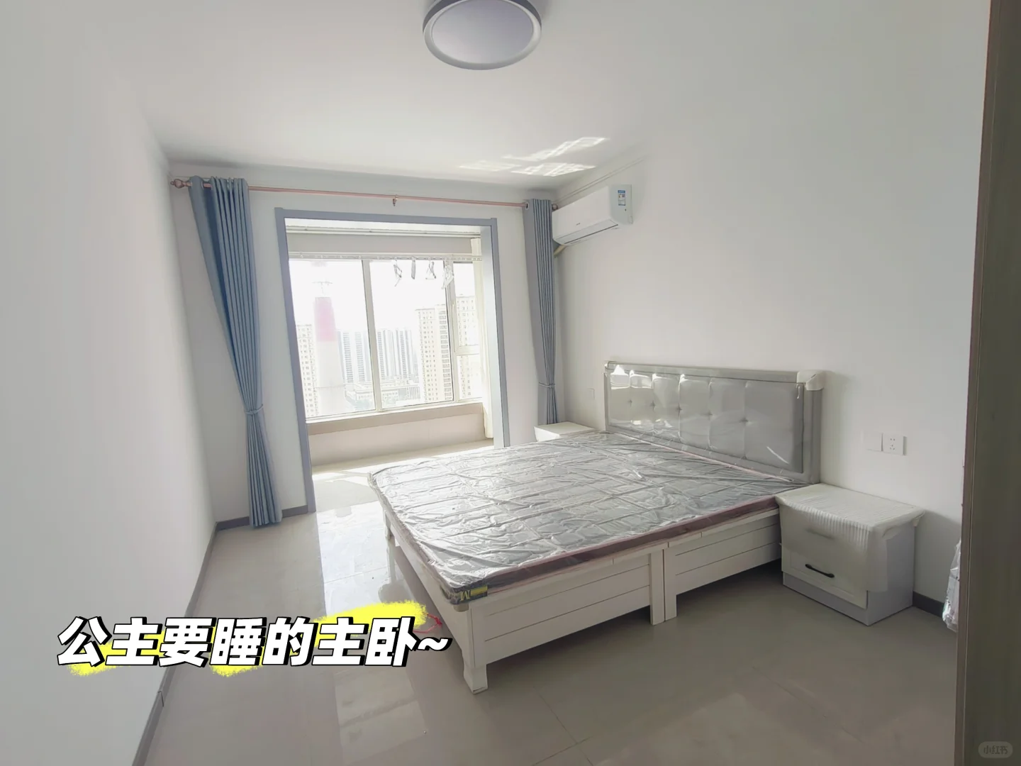 这个小卧室也太香了吧！