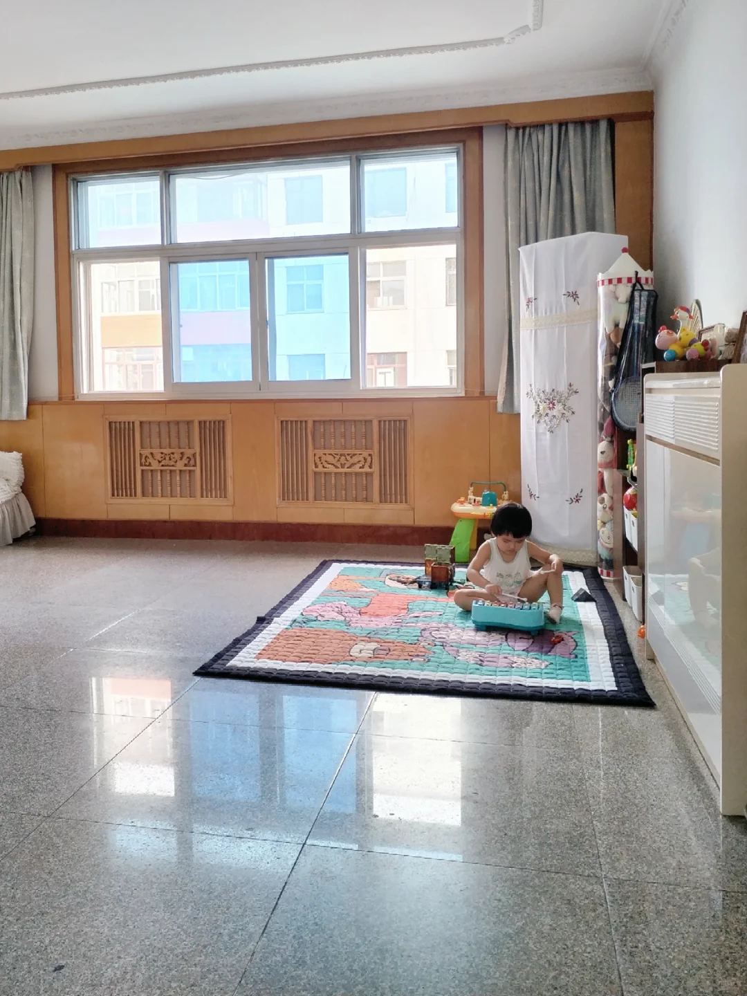 住在26年房龄的小屋，黄黄的墙板变成黄金屋