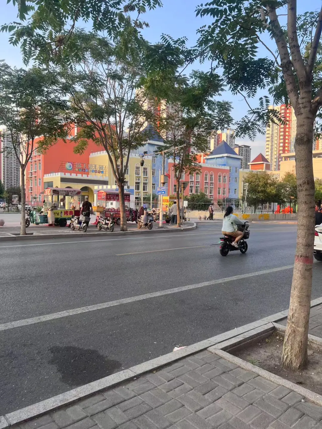 邯郸两所学校对面小吃店