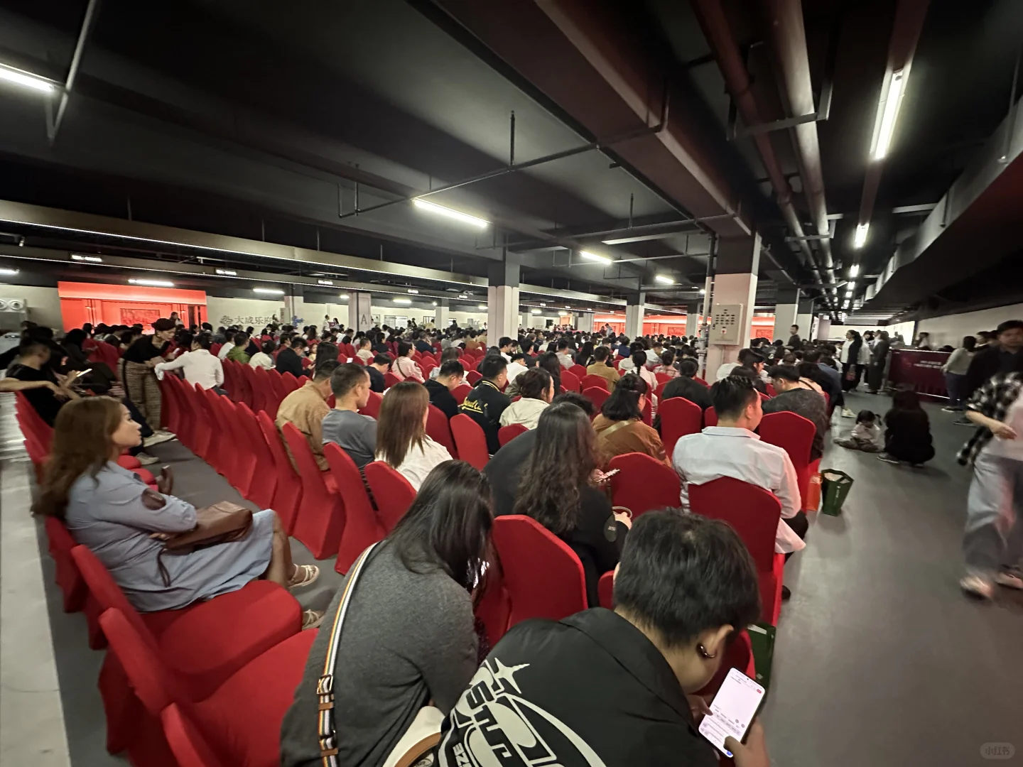 感觉又被开发商做局了😂400人抢188套房子
