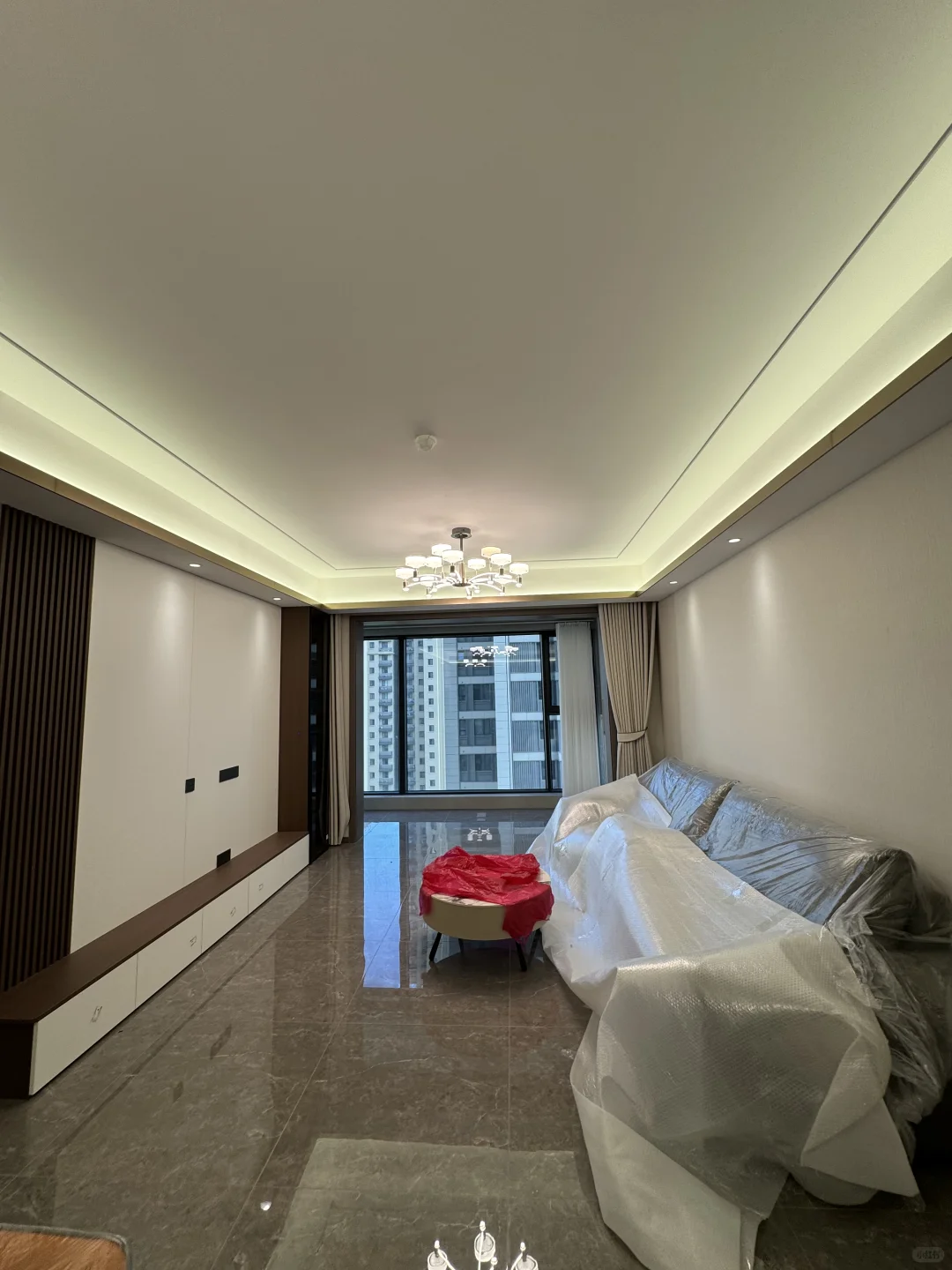 凤城三路次新房，精装全新，三代户型通体阳台