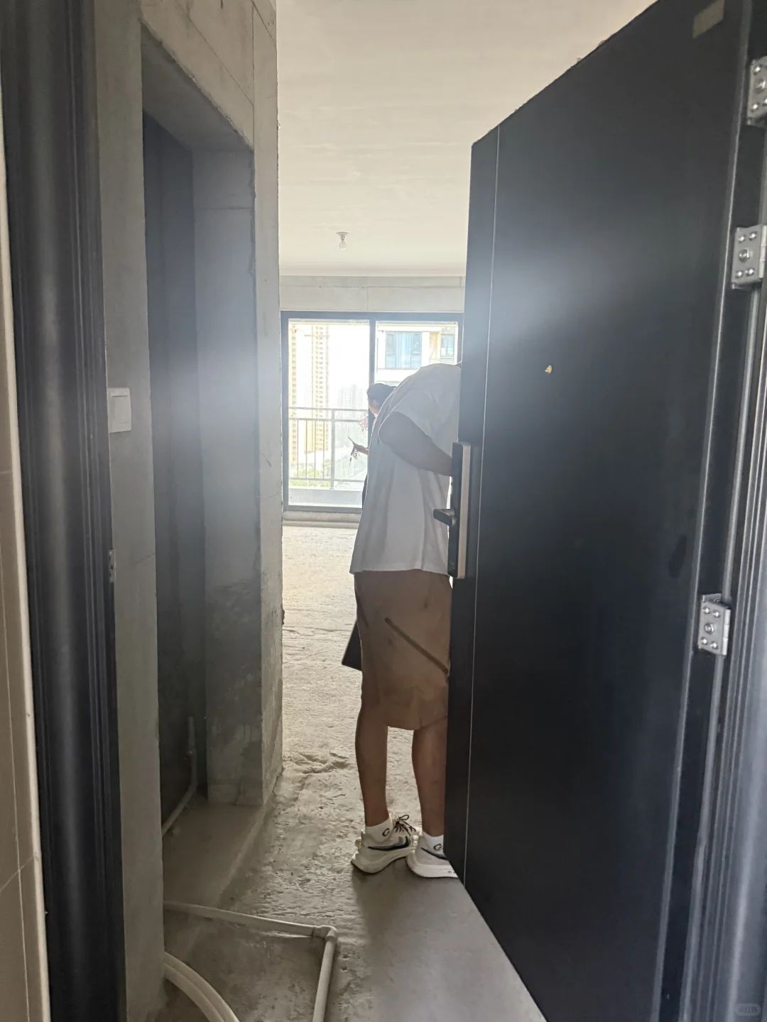 开发商自带的门可以改左外开吗？