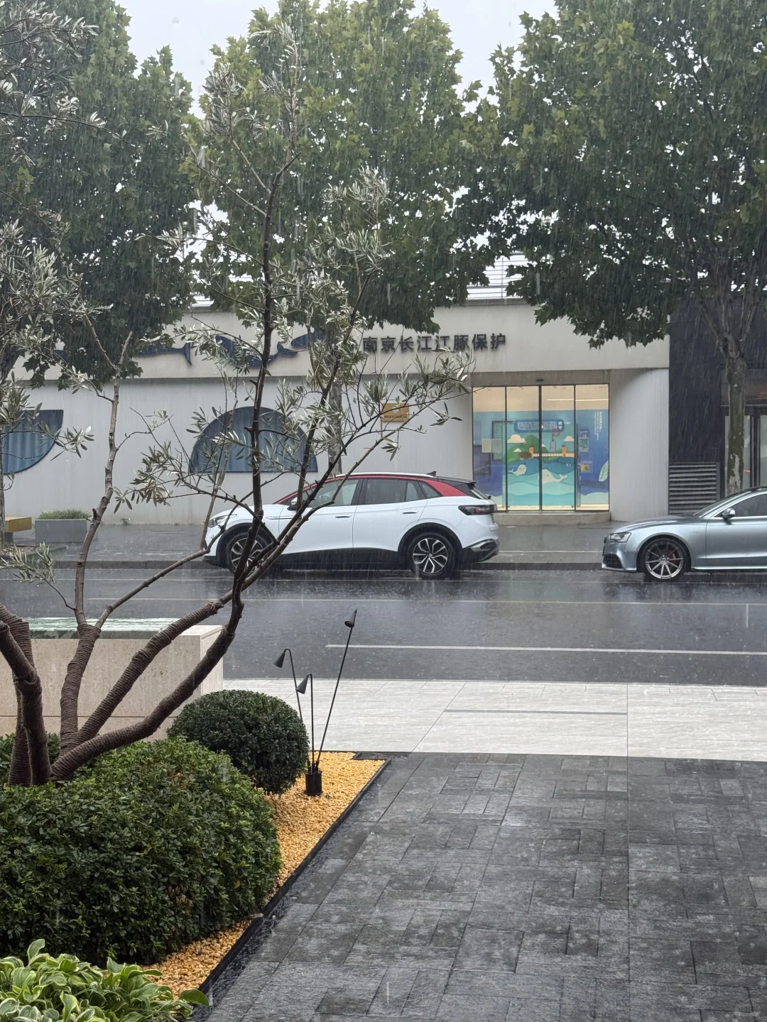 你们还在干地产吗？特别是销售