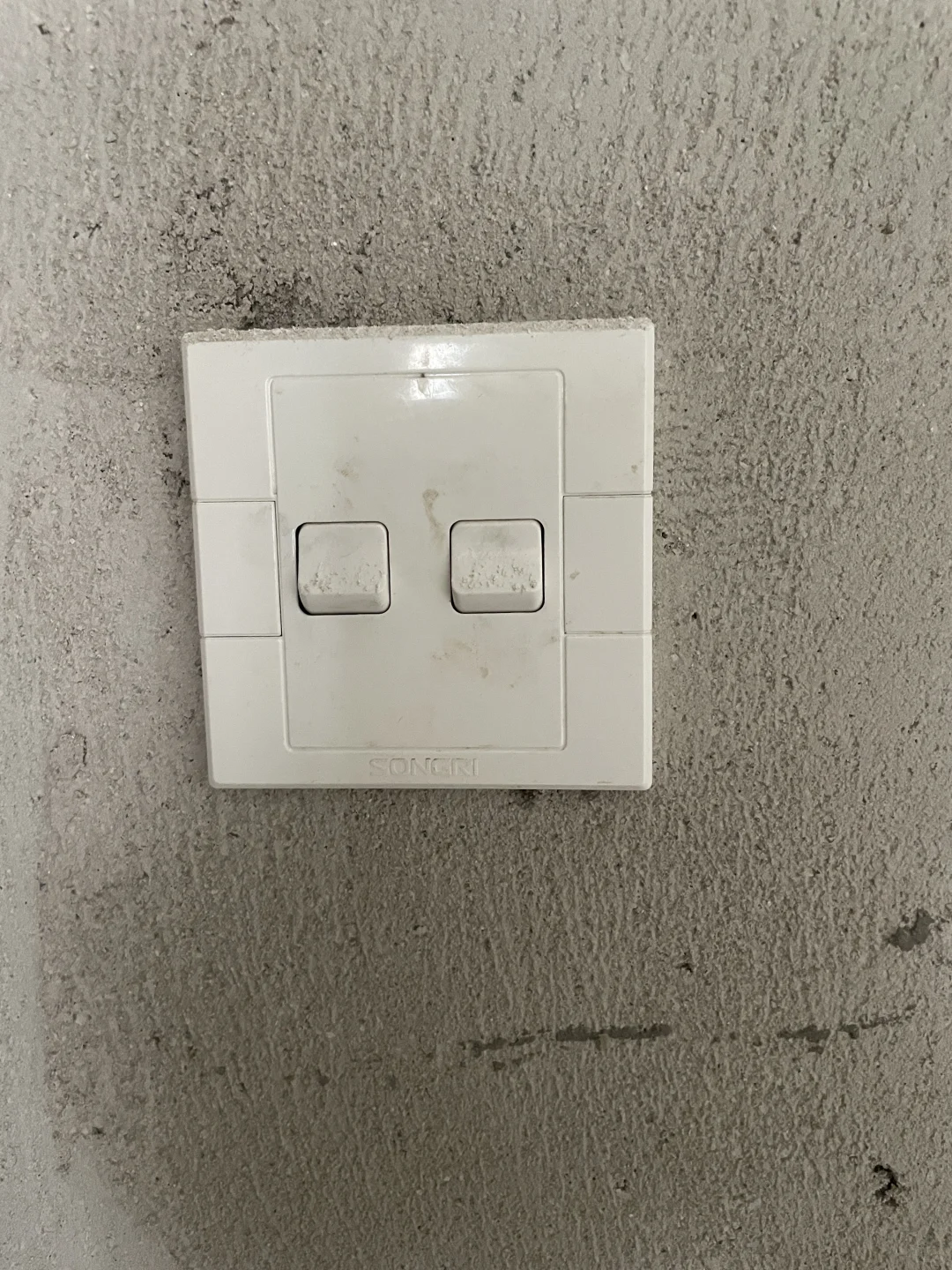 友友们，开发商这个songri开关插座可以留吗