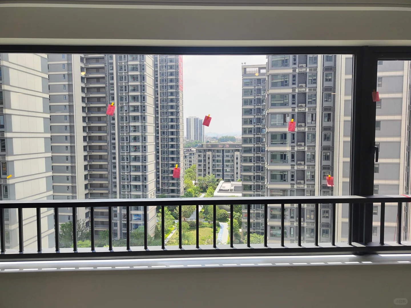 交房了 客厅看出去有点压抑