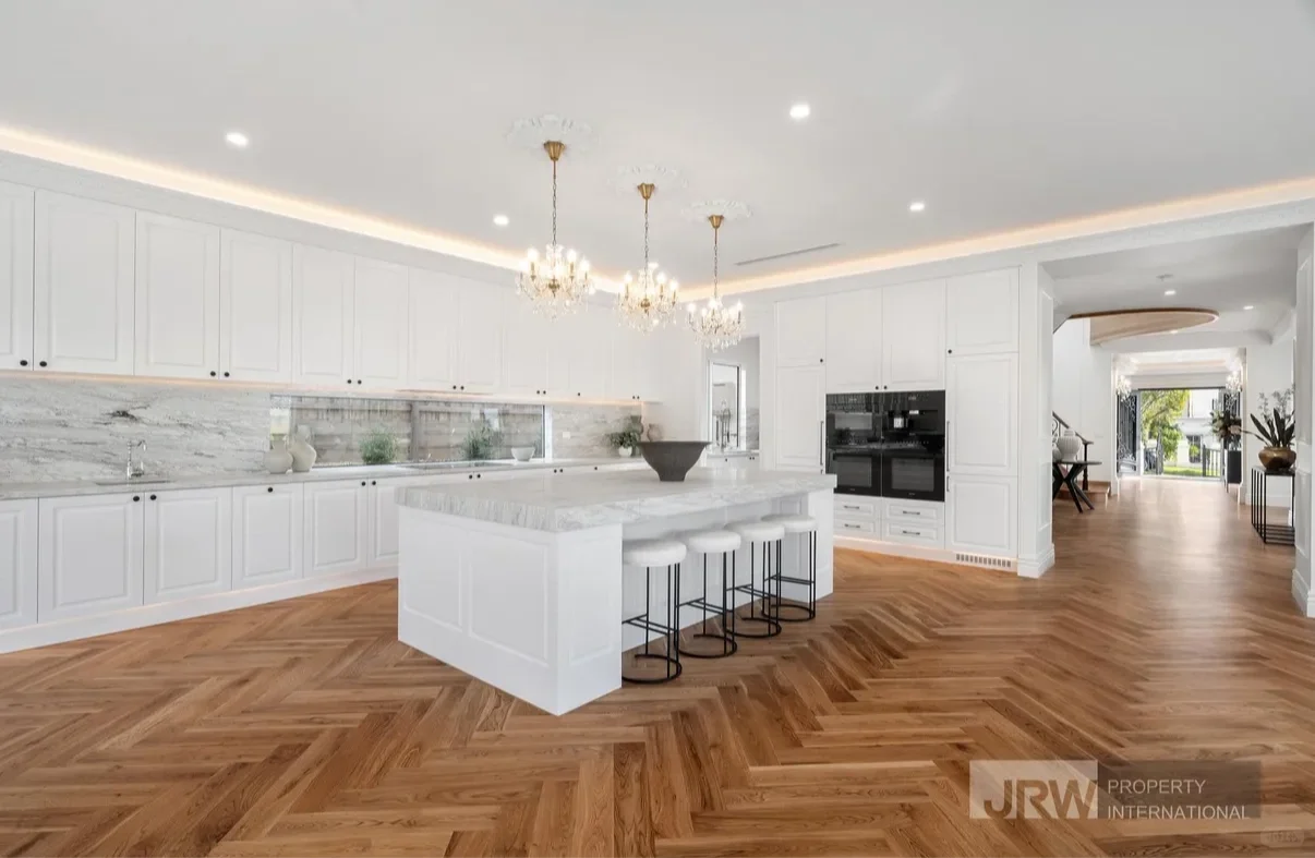 The best French Mansion in Glen Waverley