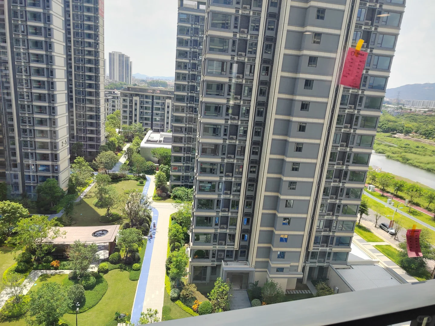 交房了 客厅看出去有点压抑
