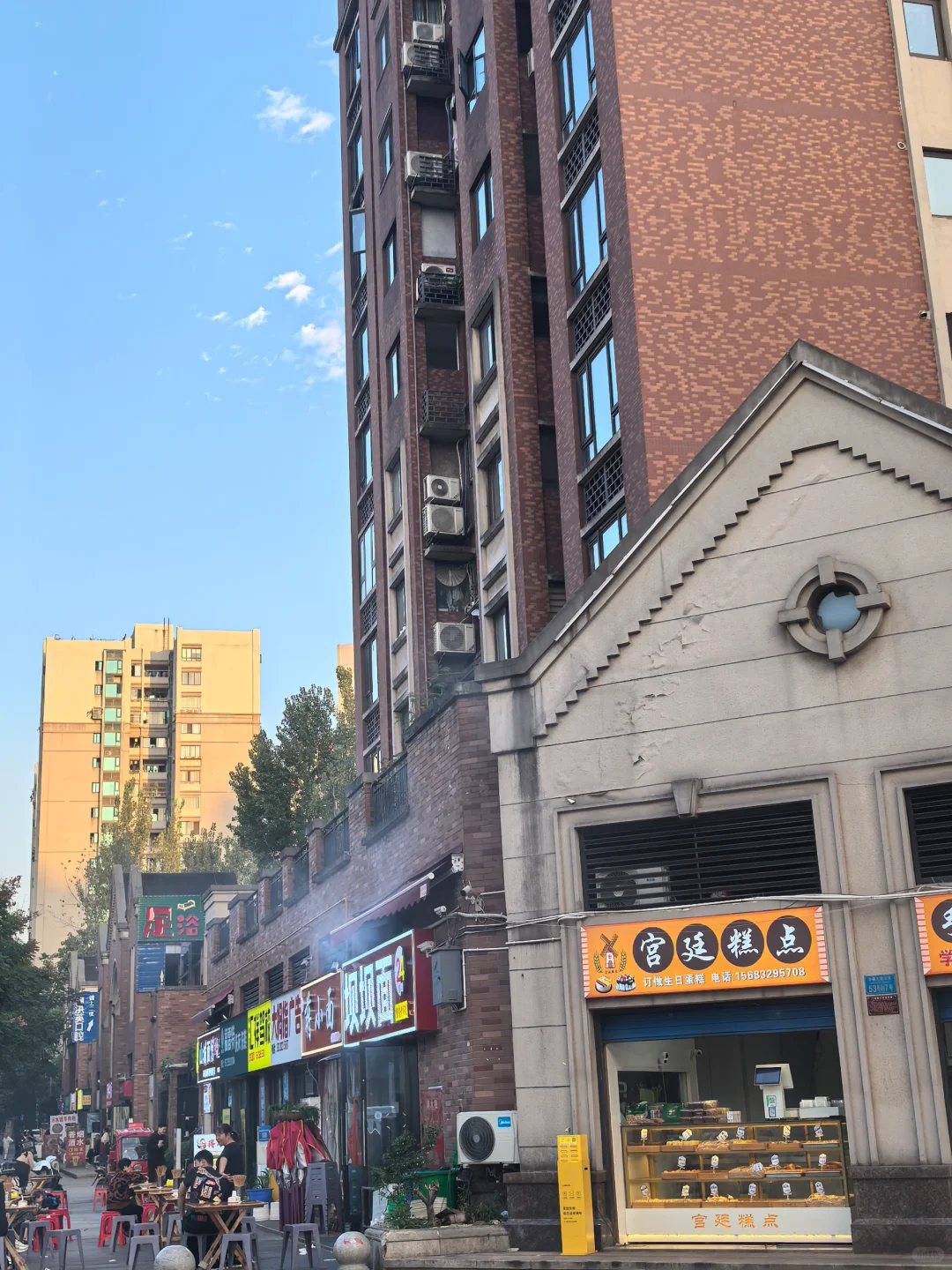 买房子千万别买临街洋房，你看这商业街的小