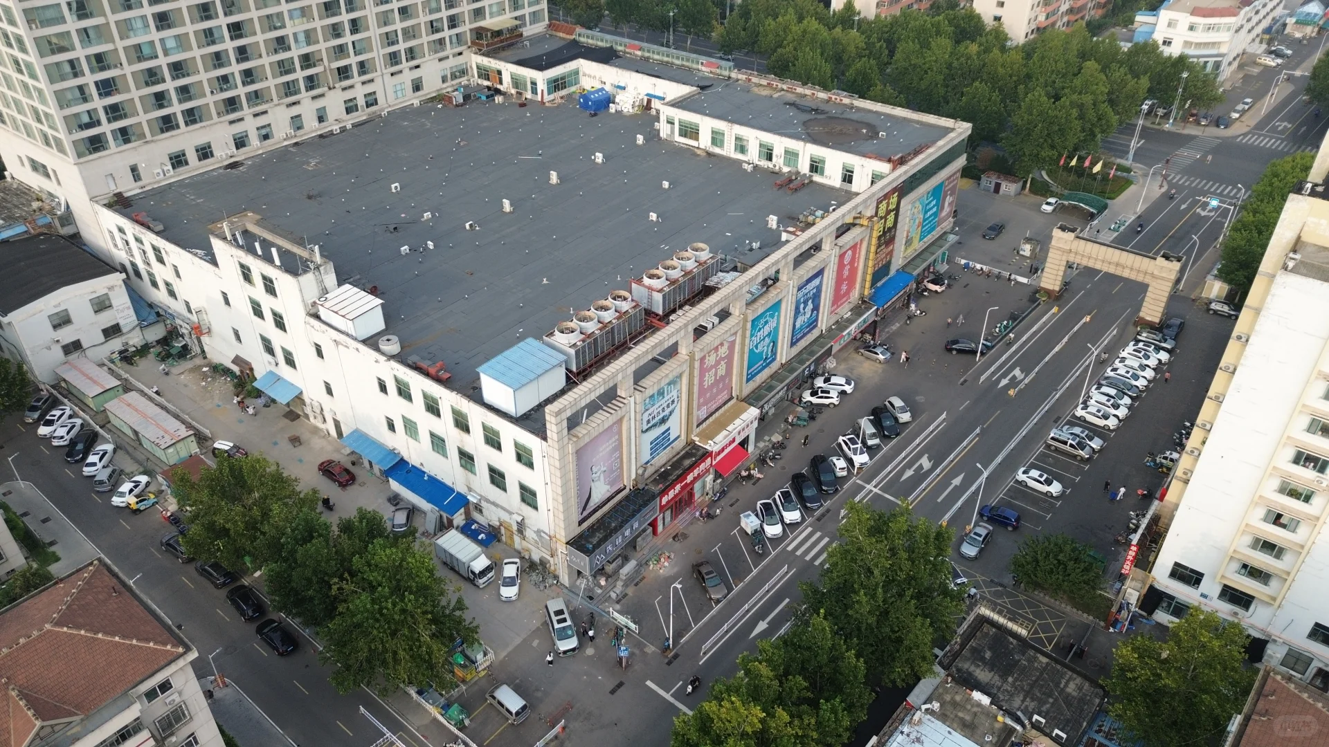 商场整体找商，位置好，30000平方，可以签10年