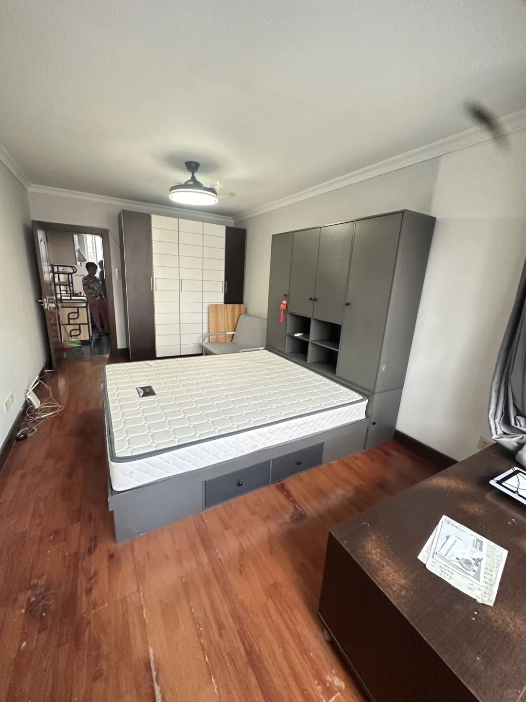 建新小区大一室一厅出租，全装全配，4200元