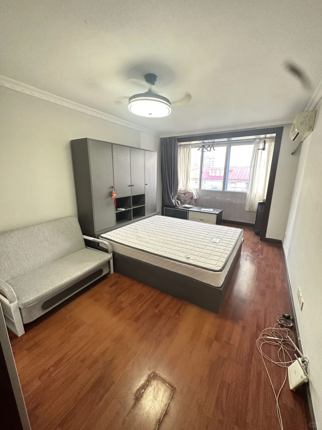 建新小区大一室一厅出租，全装全配，4200元