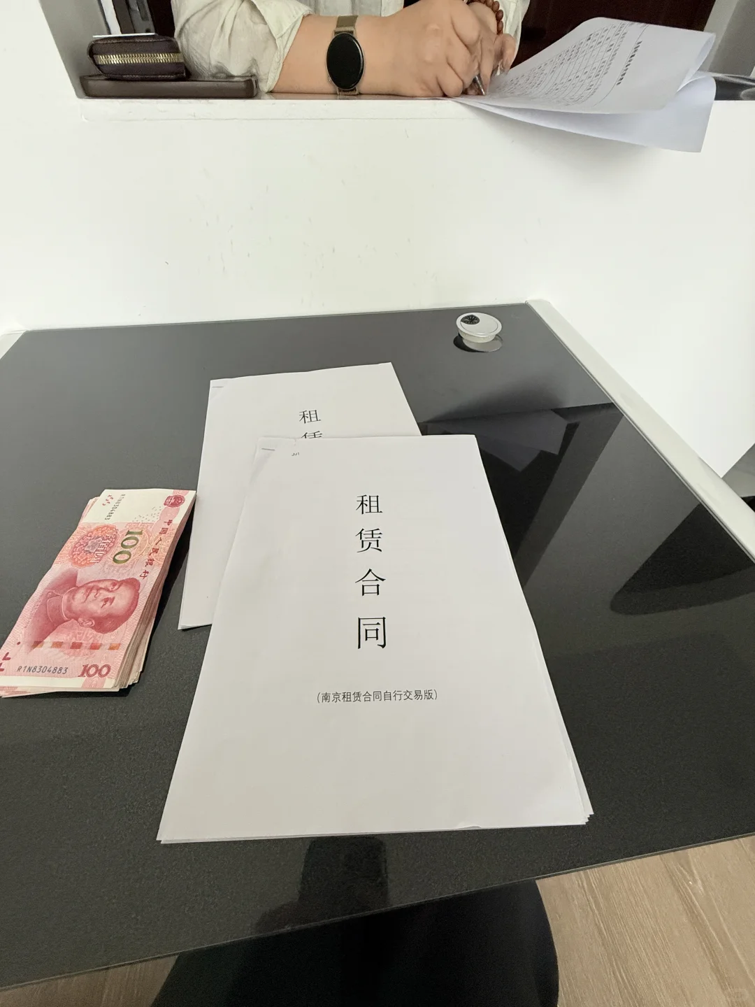 签完啦～下雨天很适合签合同呦